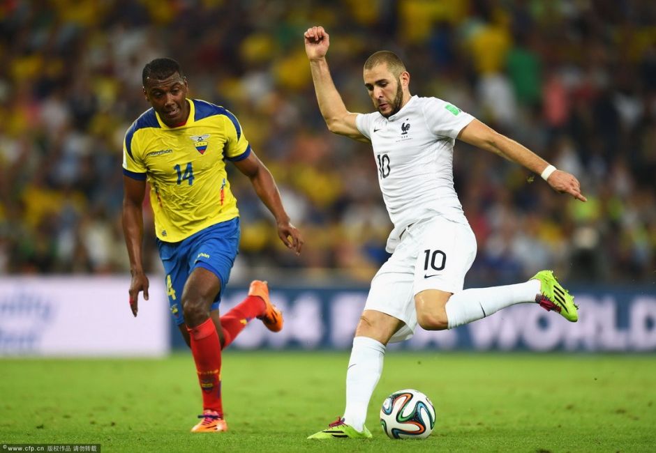 足球比赛中一个运动员射门直入对方球门，精彩一击的简单介绍